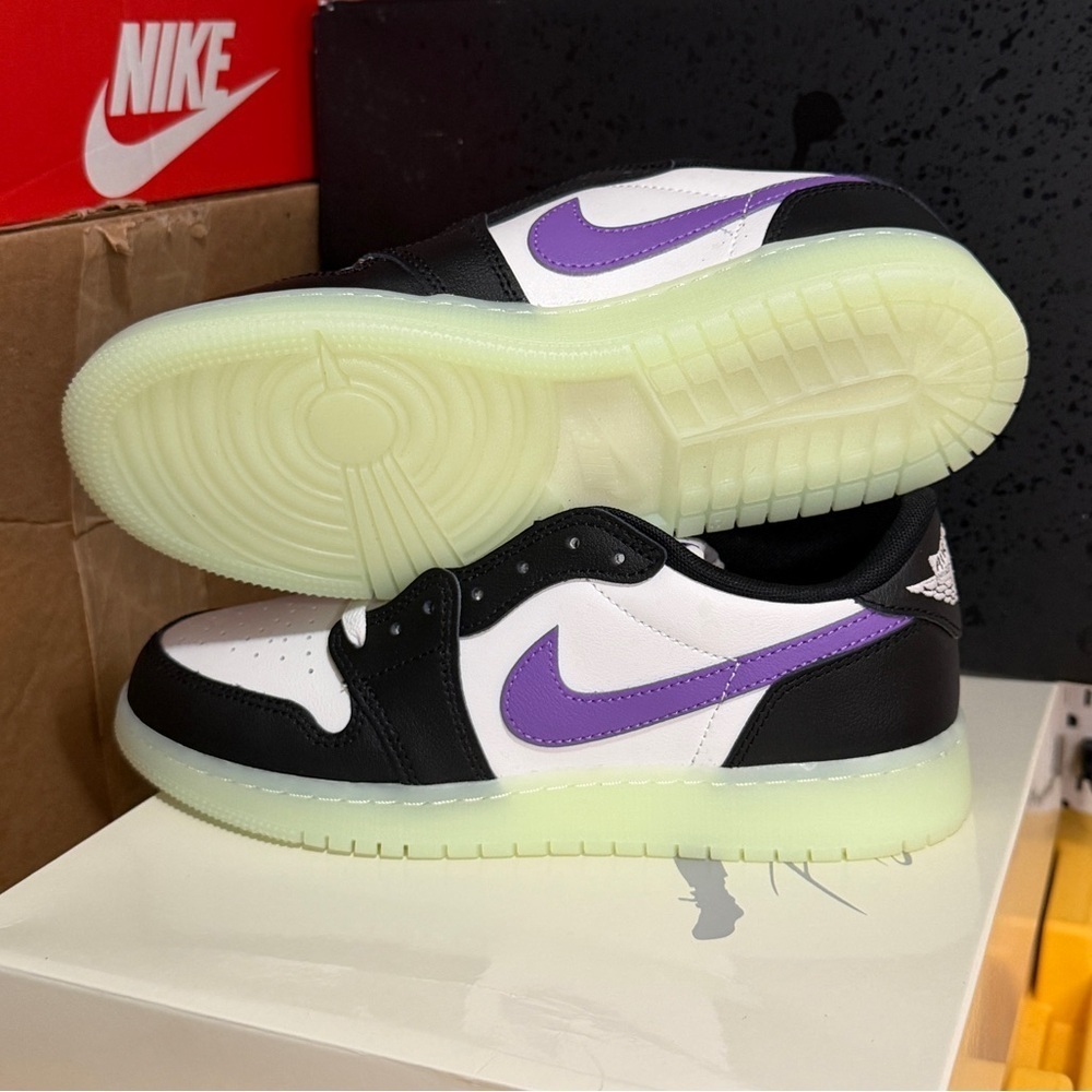 Jordan 1 retro og low
Gs ‘black raspberry ‘
Brand new - Picture 8 of 15